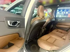 2023 Volvo XC60 4WD Luxury, белый — фото 14