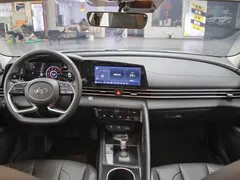 2022 Hyundai Elantra 1.5L CVT LUX Premium, белый — фото 4