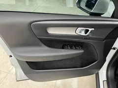 2023 Volvo XC40 B4 4WD Luxury, белый — фото 15