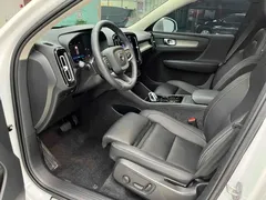 2023 Volvo XC40 B4 4WD Luxury, белый — фото 16