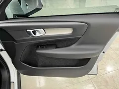 2023 Volvo XC40 B4 4WD Luxury, белый — фото 17