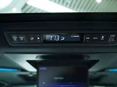 2020 Lexus LM 300h, белый — фото 16