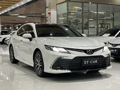 2023 Toyota Camry 2.5G Luxury, белый — фото 3
