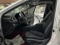 2023 Toyota Camry 2.5G Luxury, белый — фото 4