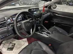 2023 Toyota Camry 2.5G Luxury, белый — фото 9