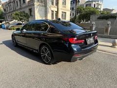 2023 BMW 5 Series 530Li Leading M Sport Package, чёрный — фото 4