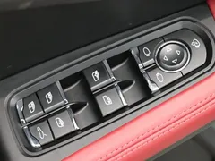 2022 Porsche Macan T 2.0T — фото 12