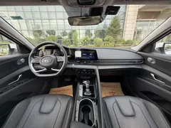 2022 Hyundai Elantra 1.5L CVT LUX Premium, белый — фото 9