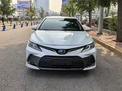 2021 Toyota Camry Hybrid 2.5HGVP Advanced, белый — фото 2