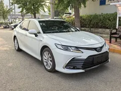 2021 Toyota Camry Hybrid 2.5HGVP Advanced, белый — фото 3