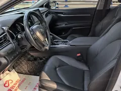 2021 Toyota Camry Hybrid 2.5HGVP Advanced, белый — фото 7