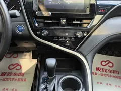 2021 Toyota Camry Hybrid 2.5HGVP Advanced, белый — фото 14