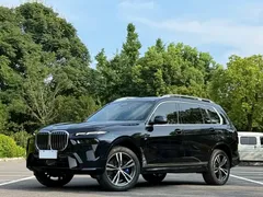 2023 BMW X7 xDrive40i Premium M Sport Package, чёрный — фото 1
