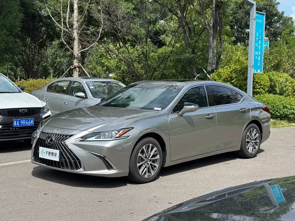2023 Lexus ES 260