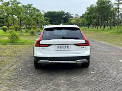 2022 Volvo V90 Cross Country B5 AWD, белый — фото 6