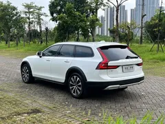 2022 Volvo V90 Cross Country B5 AWD, белый — фото 7