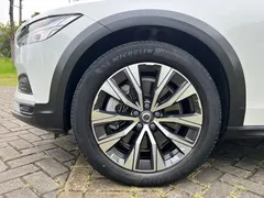 2022 Volvo V90 Cross Country B5 AWD, белый — фото 19