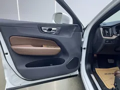 2022 Volvo XC60 4WD Luxury, белый — фото 6