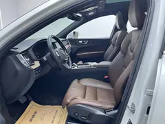 2022 Volvo XC60 4WD Luxury, белый — фото 12
