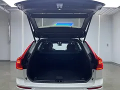 2022 Volvo XC60 4WD Luxury, белый — фото 29