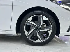 2022 Hyundai Elantra 1.5L CVT LUX Premium, белый — фото 7