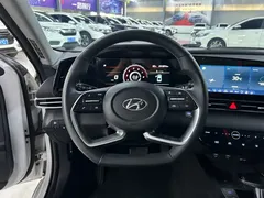 2022 Hyundai Elantra 1.5L CVT LUX Premium, белый — фото 9