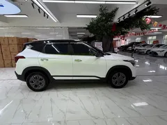 2023 Kia Seltos 1.5L CVT Luxury, белый — фото 8