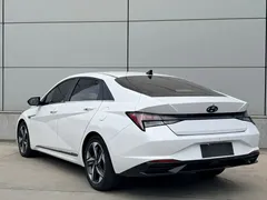 2022 Hyundai Elantra 1.5L CVT LUX Premium, белый — фото 4