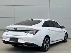2022 Hyundai Elantra 1.5L CVT LUX Premium, белый — фото 7