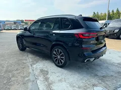 2022 BMW X5 30Li Premium M Sport Package, чёрный — фото 3
