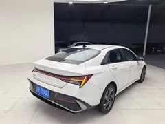 2023 Hyundai Elantra 1.5L CVT LUX Premium, белый — фото 3
