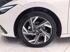 2023 Hyundai Elantra 1.5L CVT LUX Premium, белый — фото 13