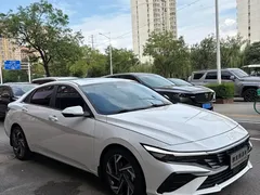 2023 Hyundai Elantra 1.5L CVT LUX Premium, белый — фото 3