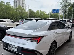 2023 Hyundai Elantra 1.5L CVT LUX Premium, белый — фото 4