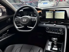 2023 Hyundai Elantra 1.5L CVT LUX Premium, белый — фото 9