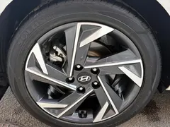 2023 Hyundai Elantra 1.5L CVT LUX Premium, белый — фото 17