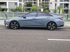 2022 Hyundai Elantra 1.5L CVT LUX Premium, синий — фото 4