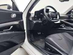 2022 Hyundai Elantra 1.5L CVT LUX Premium, белый — фото 10