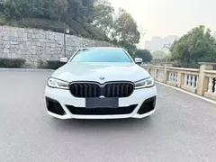 2022 BMW 5 Series 5 530i M, белый — фото 2