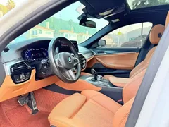 2022 BMW 5 Series 5 530i M, белый — фото 8