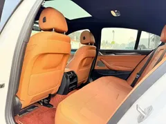 2022 BMW 5 Series 5 530i M, белый — фото 9