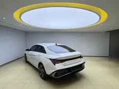 2023 Hyundai Elantra 1.5L CVT LUX Premium, белый — фото 4