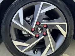 2023 Hyundai Elantra 1.5L CVT LUX Premium, белый — фото 24