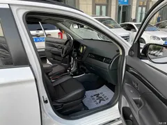 2021 Mitsubishi Outlander 2.0L 2WD 5, белый — фото 10