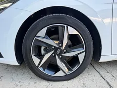 2022 Hyundai Elantra 1.5L CVT LUX Premium, белый — фото 16