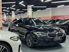 2022 BMW 5 Series 5 530Li M, синий — фото 3