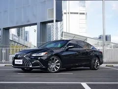 2022 Lexus ES 300h, чёрный — фото 1