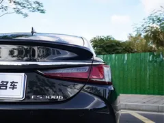2022 Lexus ES 300h, чёрный — фото 6
