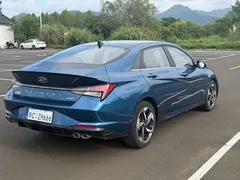 2021 Hyundai Elantra 240TGDi DCT LUX Premium, синий — фото 19