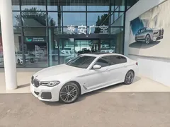 2021 BMW 5 Series 530Li xDrive M, белый — фото 1